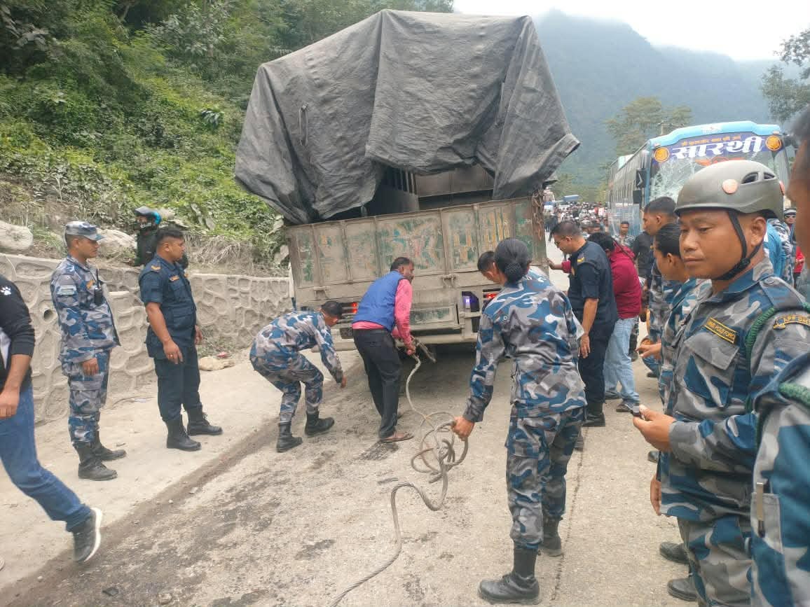 कुरिनटारमा बस, ट्रक र माइक्रो ठोक्किए