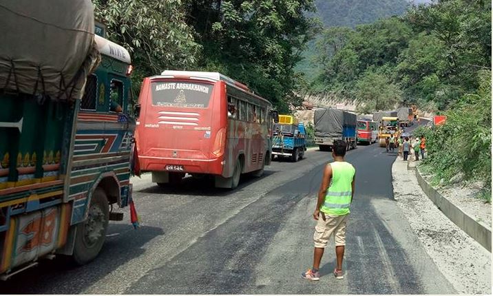 मुग्लिन–नारायणगढ सडकमा अनावश्यक यात्रा नगर्न आग्रह