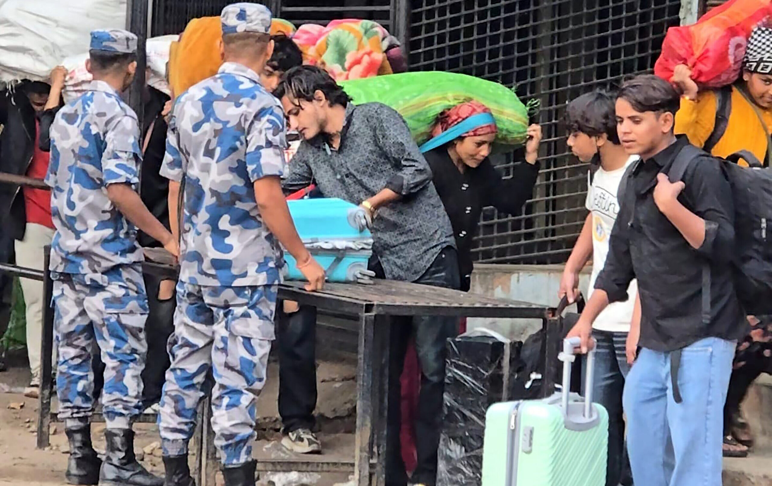 भारतबाट दसैँ मनाउन घर फर्किंदै नेपाली